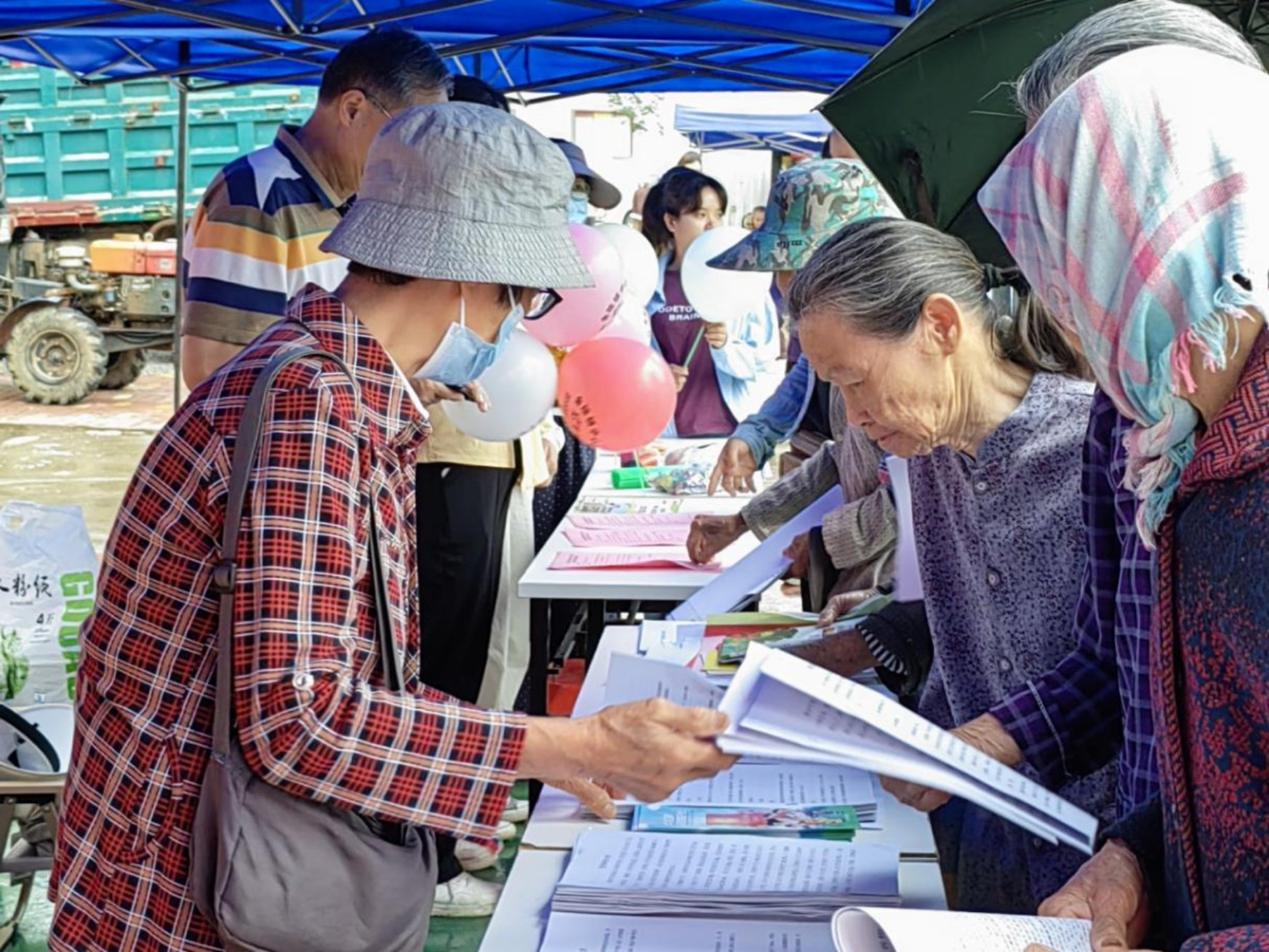 老科技专家向群众发放科普宣传资料